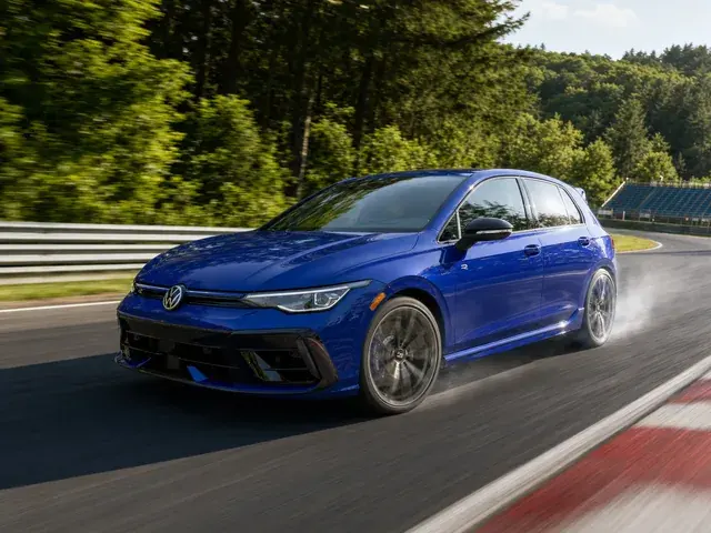 Auto im Stil Eifel-Rennstrecke