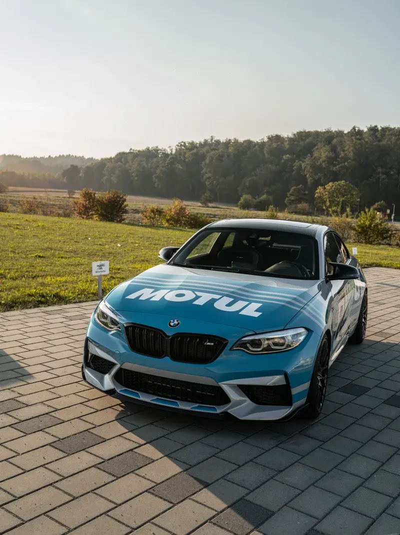 Originalfoto des blauen BMW M2 mit MOTUL-Folierung