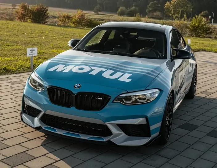 Handyfoto eines blauen BMW M2 mit MOTUL-Folierung