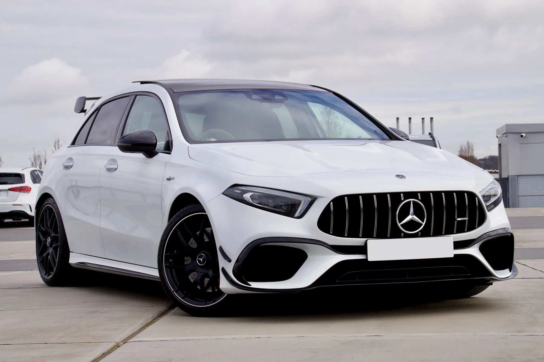 Foto eines weißen Mercedes-AMG A45